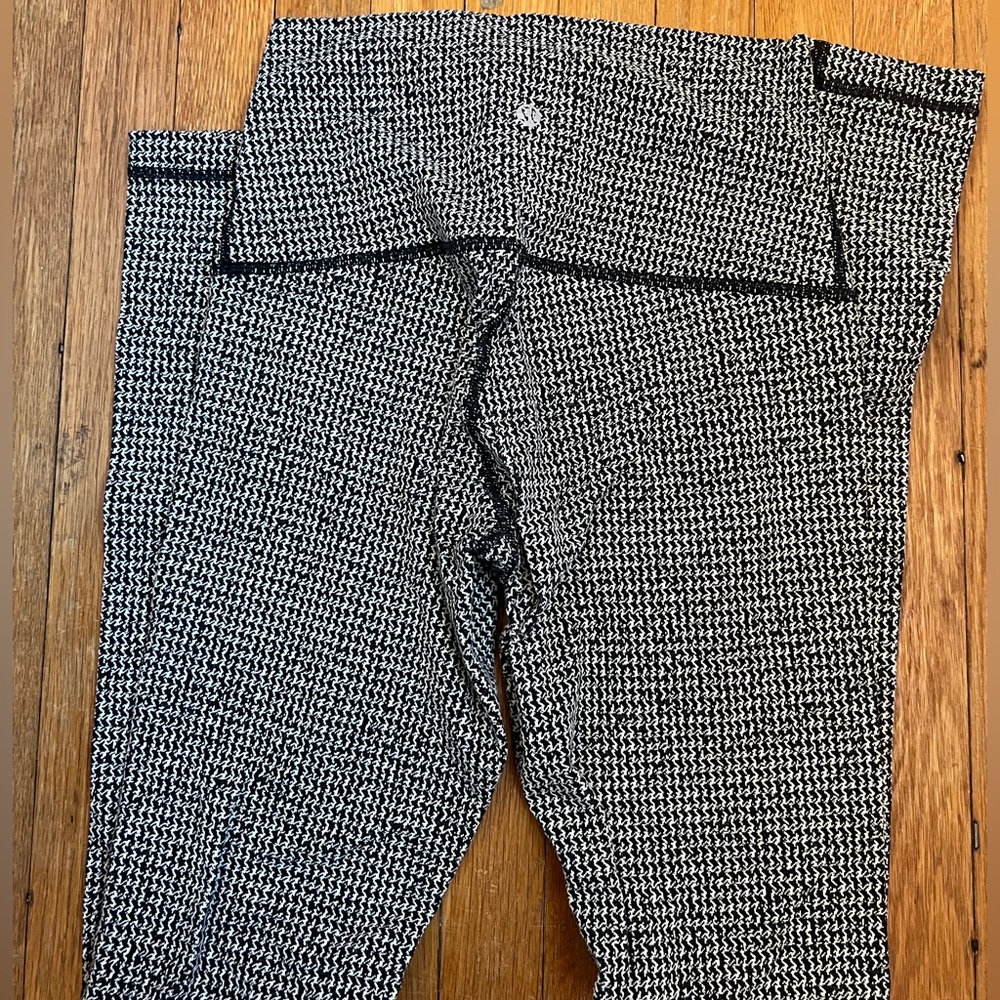 Lululemon size 6 leggings black and white